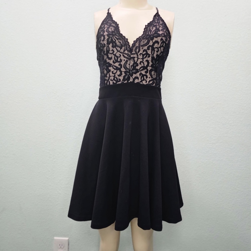 Vestido negro mediano, usado en buenas condiciones.